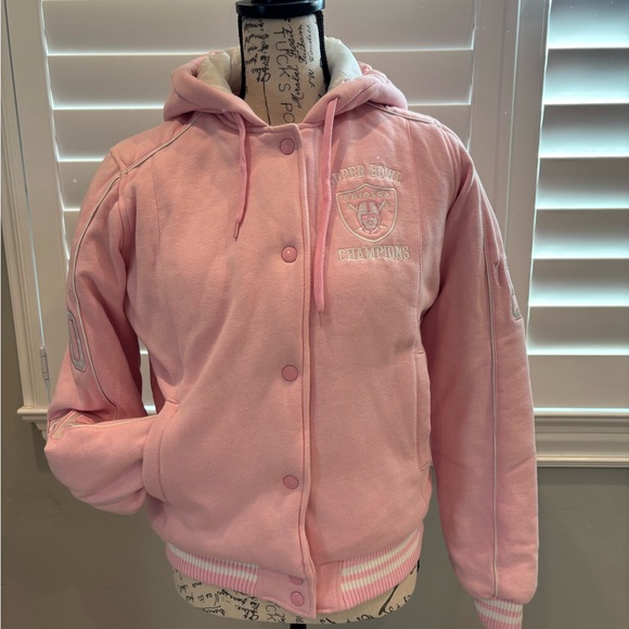 NFL Raider’s Super Bowl Champions Puffer Jacket - Picture 2 of 6